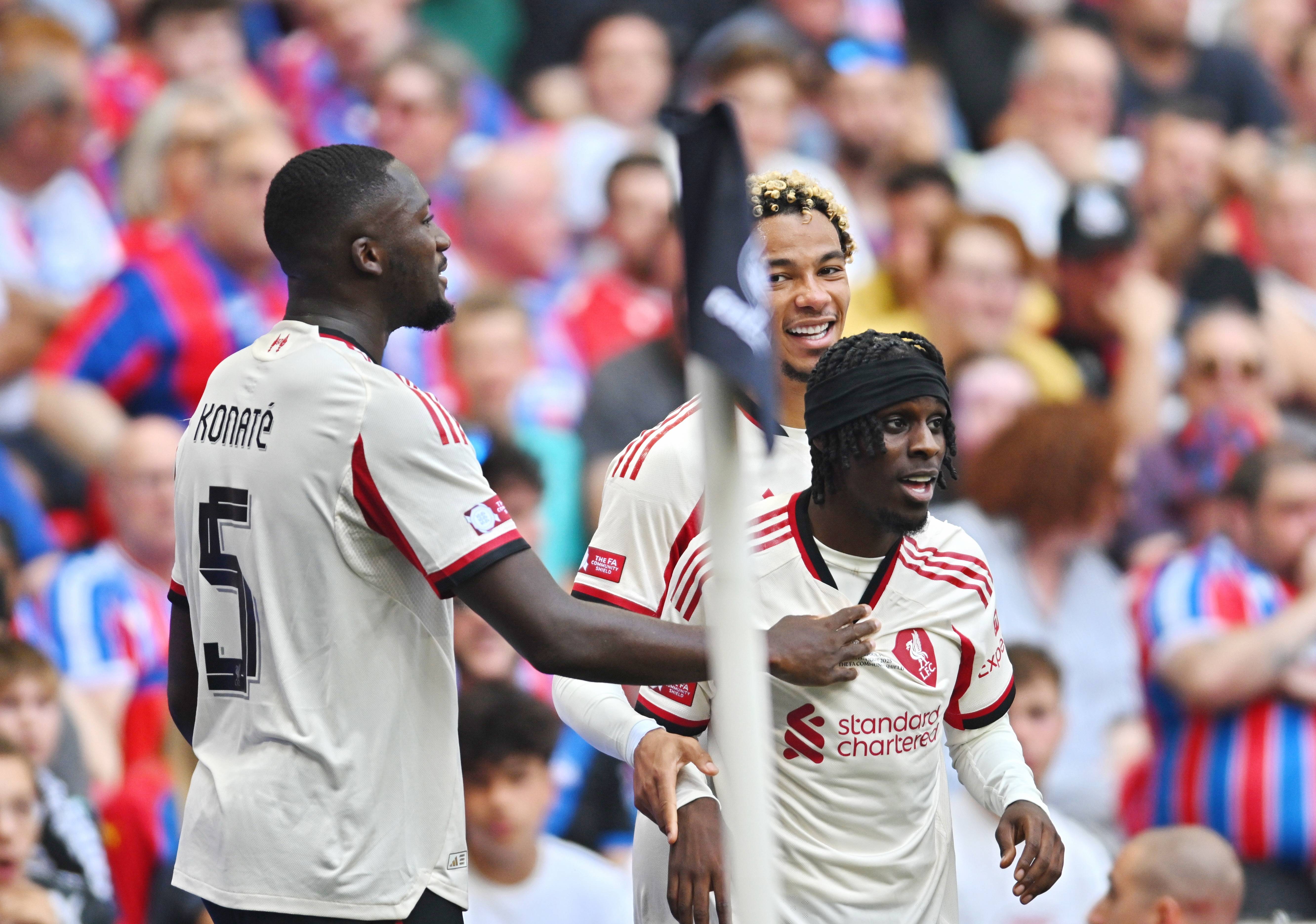 英雄联盟-利物浦训练开放日，集结日防线松动引欢呼，社区盾在即，阵容厚度经受考验(大竹一重探究式学习)